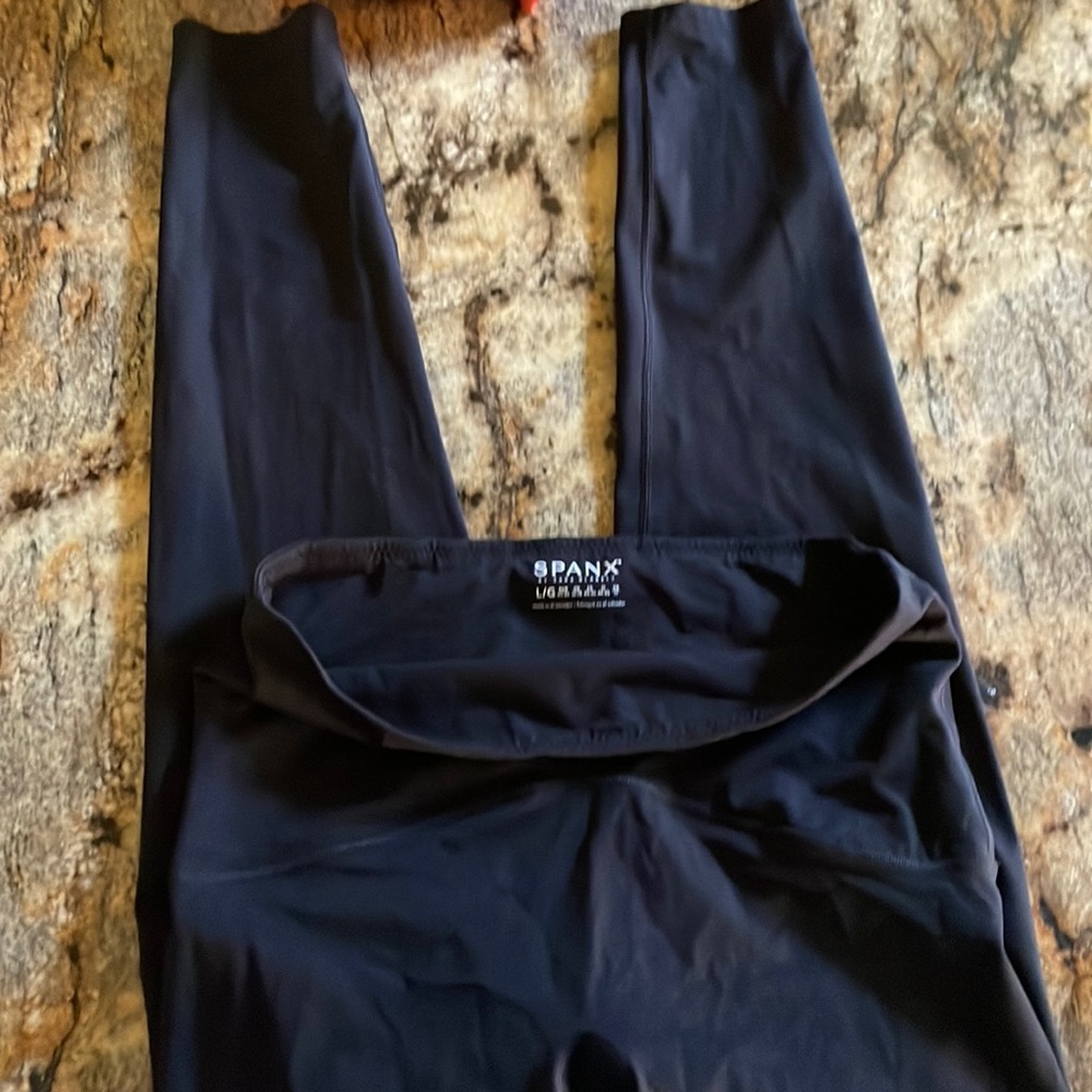 Never worn spanx black leggings size large!